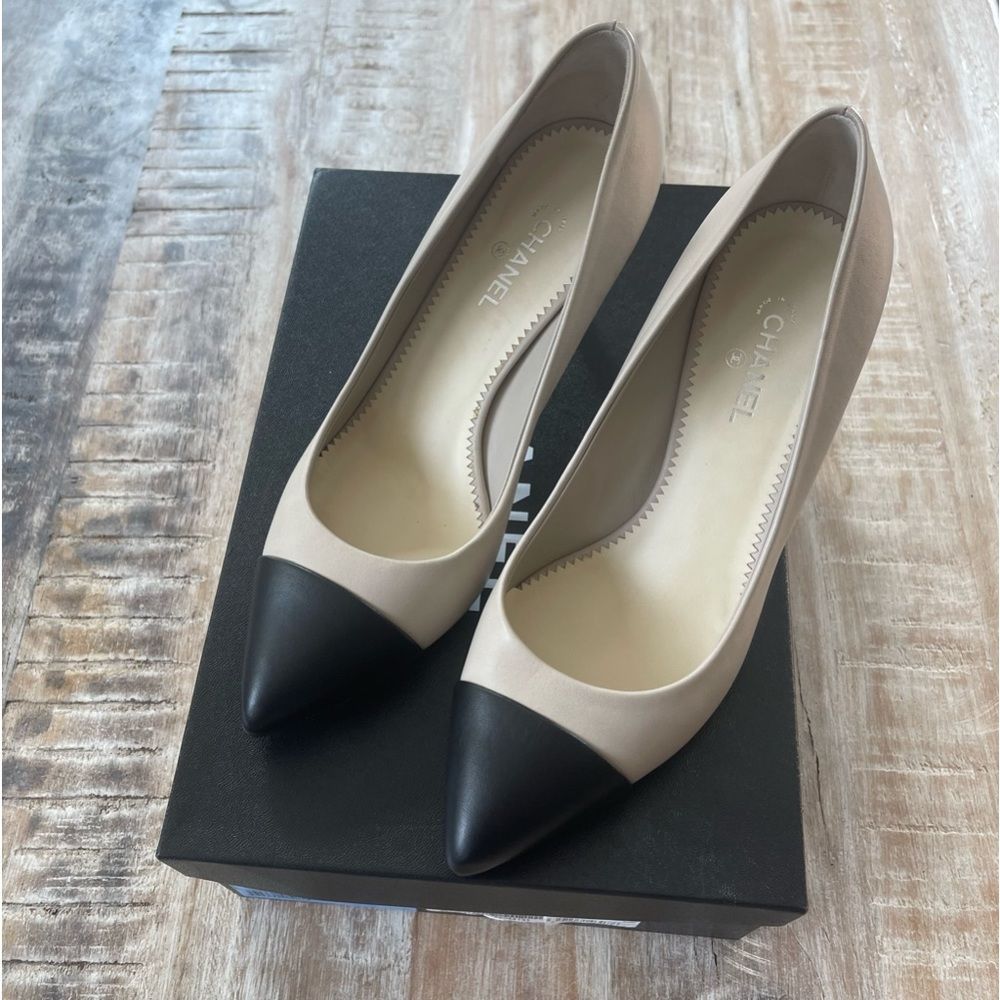 Chanel Lambskin Beige / Black heeled Pumps